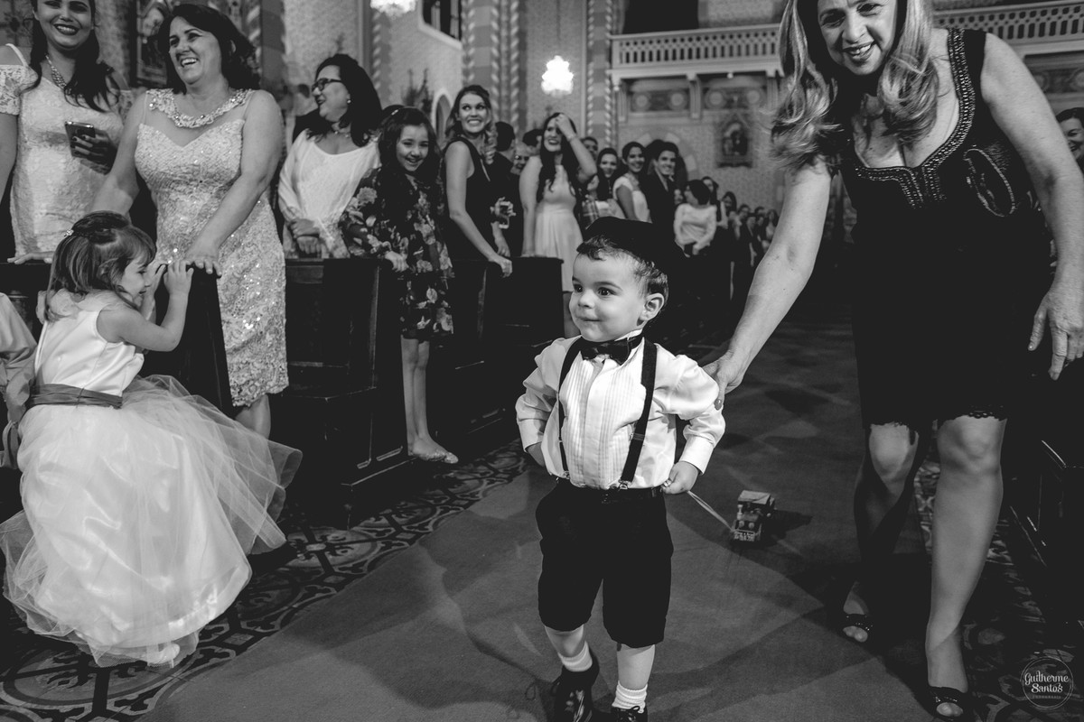 Fotografia de casamento pelo fotógrafo Guilherme Santos, entrada do pajem na cerimonia do casamento