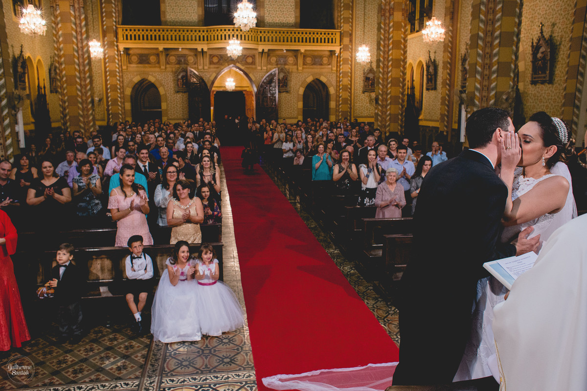 Fotografia de casamento pelo fotógrafo Guilherme Santos, noivos se beijando no altar em cerimonia de casamento