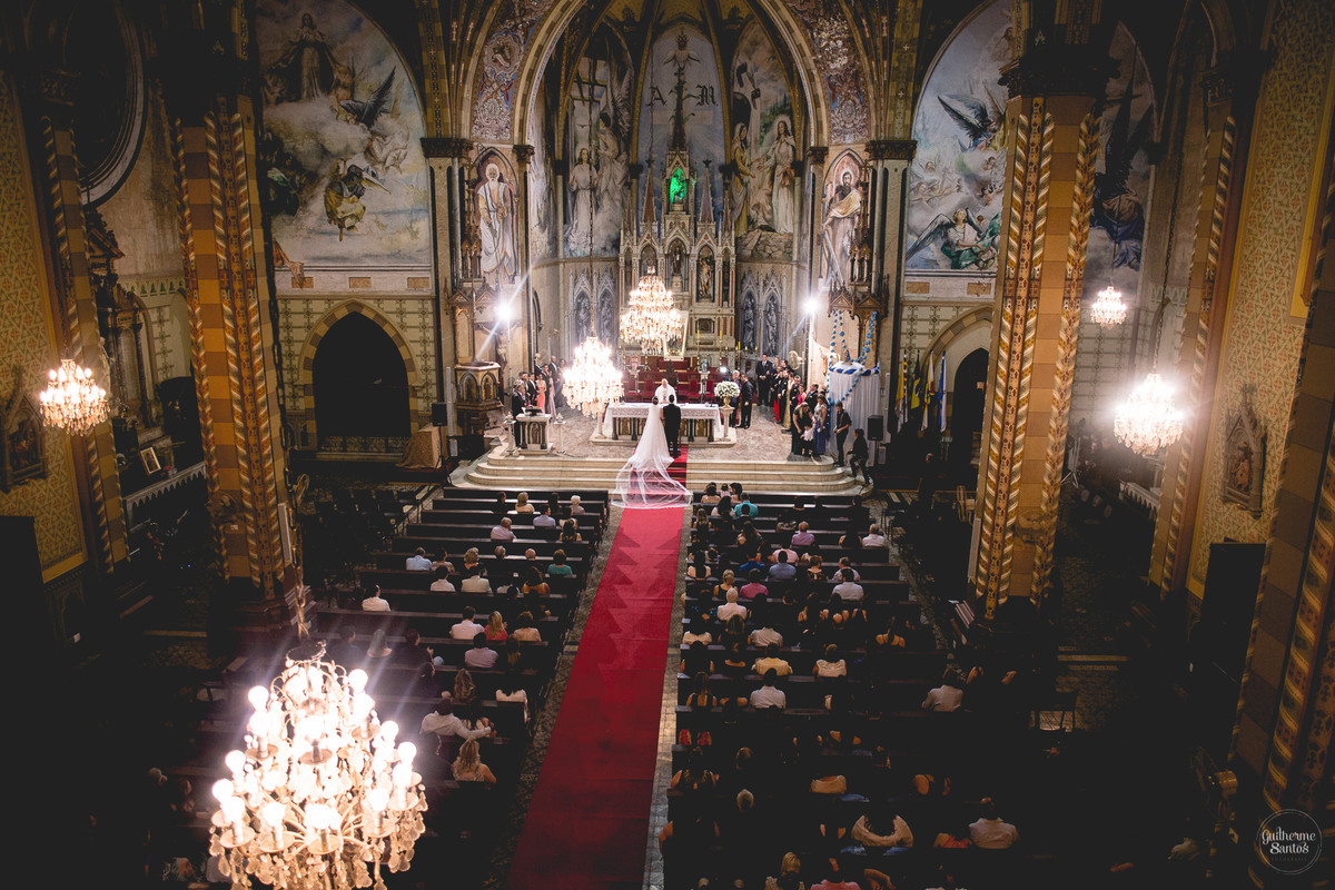 Fotografia de casamento pelo fotógrafo Guilherme Santos, noivos no altar sorrindo em cerimonia de casamento