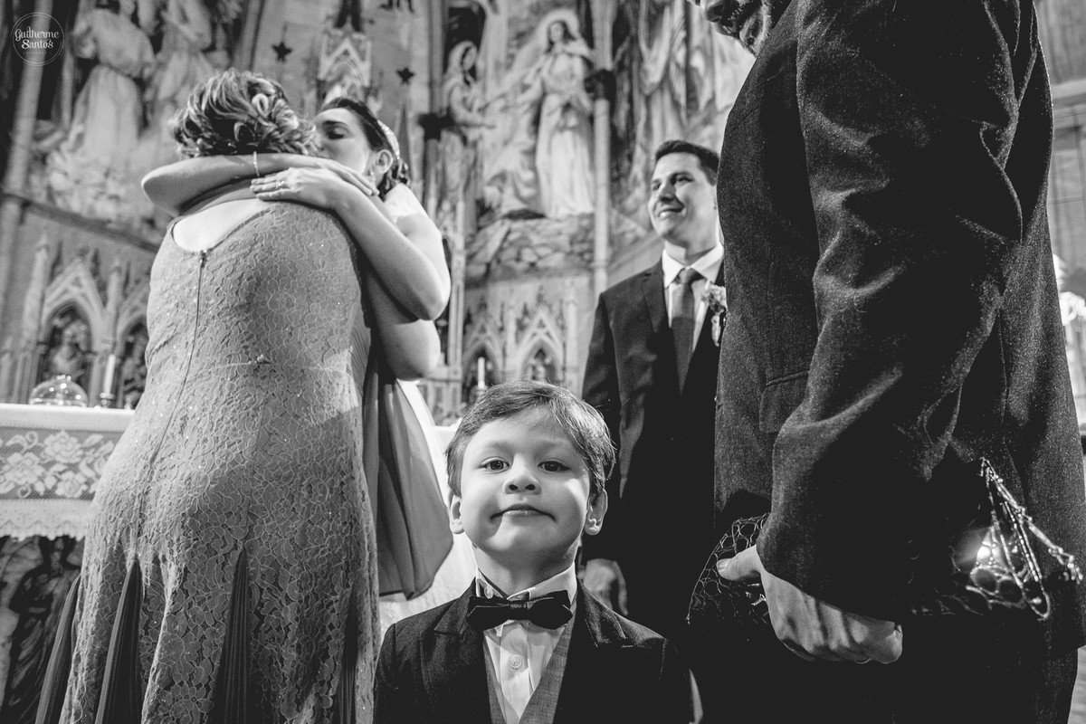 Fotografia de casamento pelo fotógrafo Guilherme Santos, padrinhos cumprimentando os noivos no altar em cerimonia de casamento