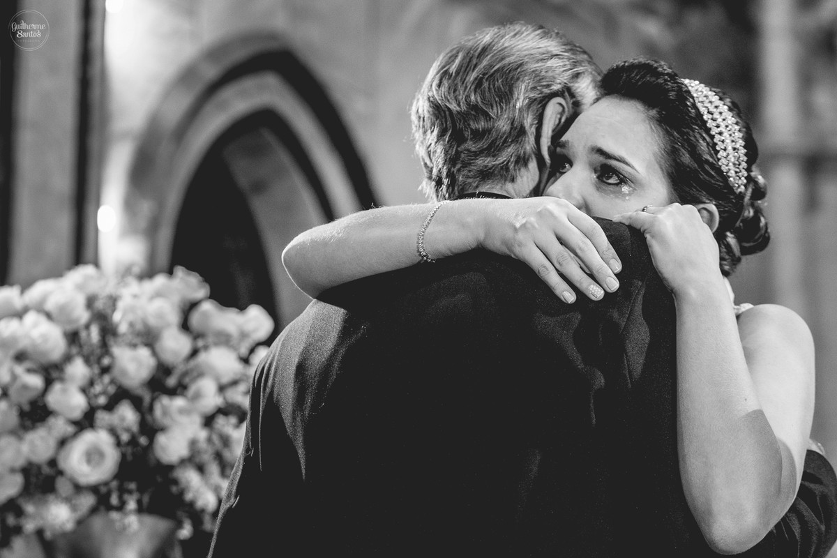 Fotografia de casamento pelo fotógrafo Guilherme Santos, pais cumprimentando os noivos no altar em cerimonia de casamento