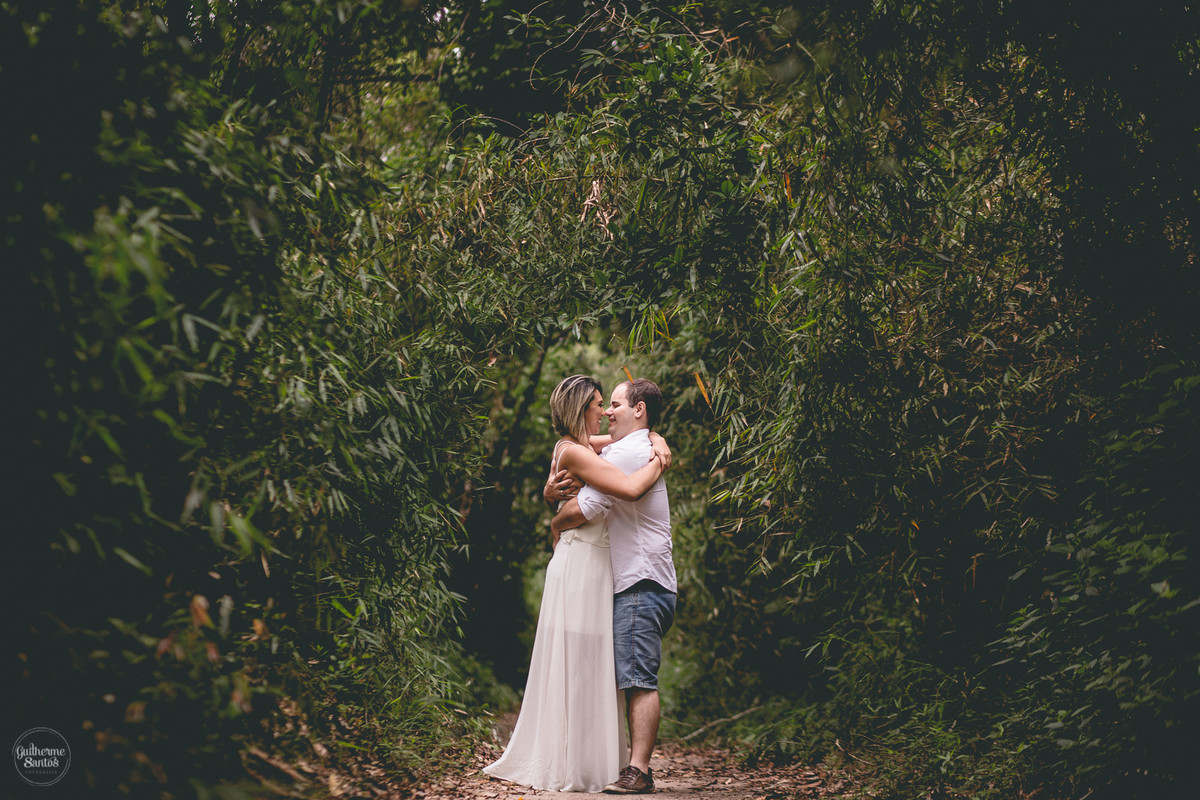 Ensaio pré casamento de Guilherme Santos Fotografia que rolou na Sengés-PR, sessão fotográfica no final de tarde. Noivos abraçados e sorrindo em uma trilha de mata fechada.