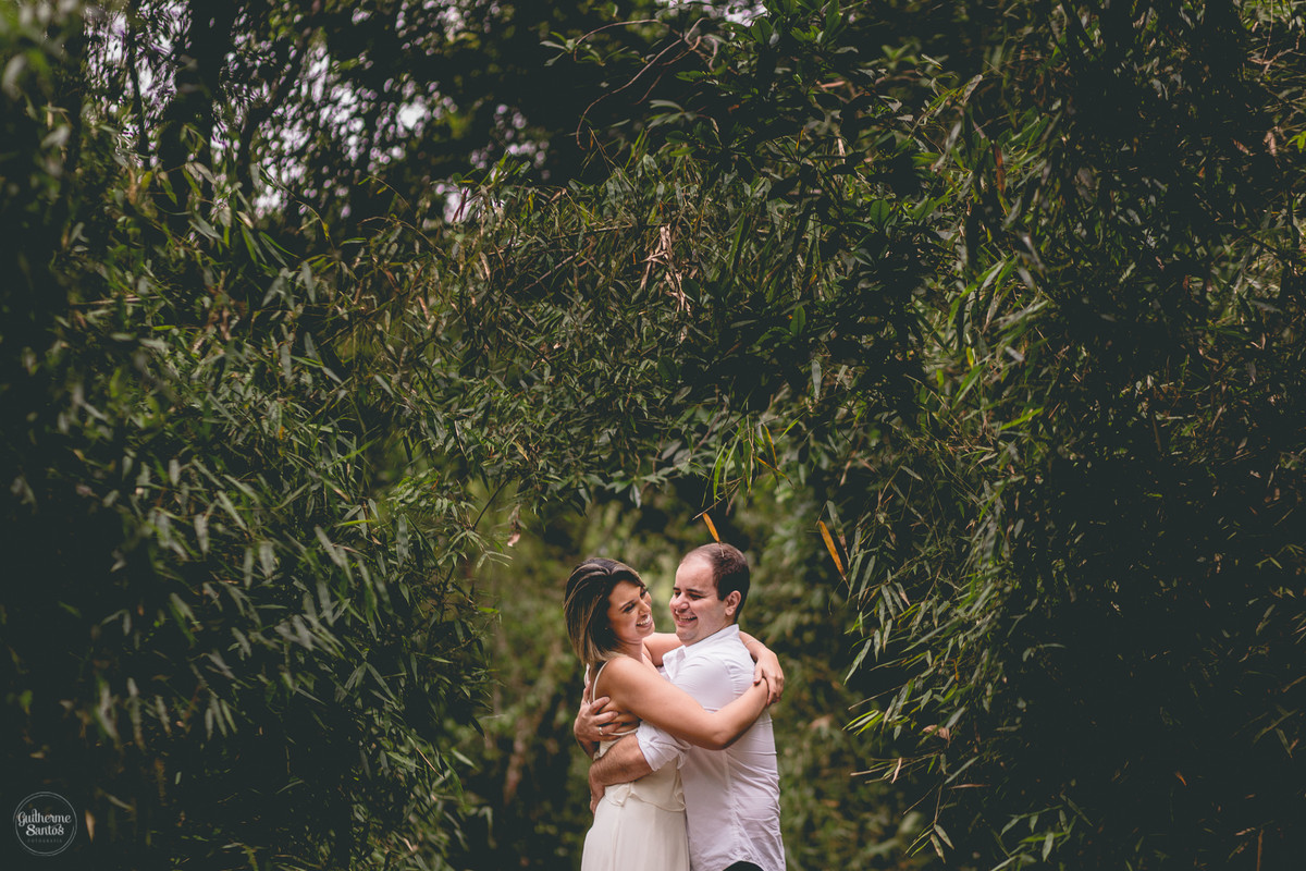 Ensaio pré casamento de Guilherme Santos Fotografia que rolou na Sengés-PR, sessão fotográfica no final de tarde. Noivos abraçados e sorrindo em uma trilha de mata fechada.