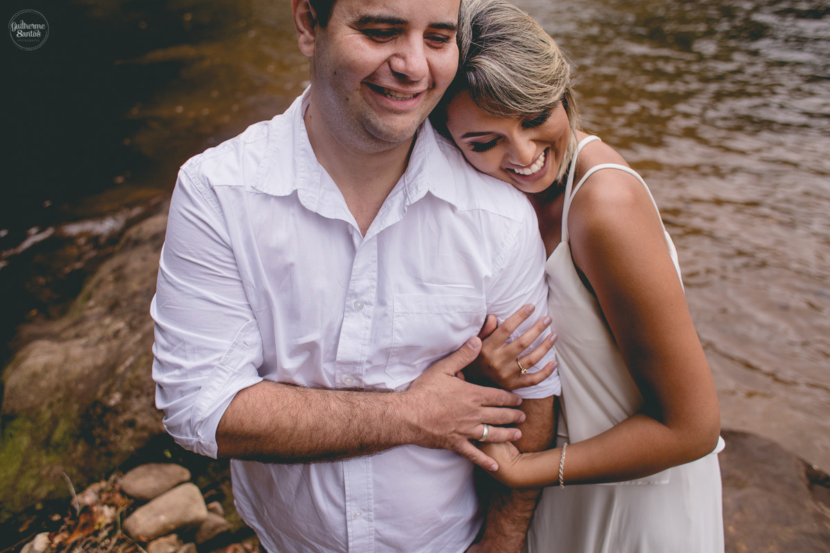 Ensaio pré casamento de Guilherme Santos Fotografia que rolou na Sengés-PR, sessão fotográfica no final de tarde. Noivos abraçados e sorrindo em uma cachoeira.