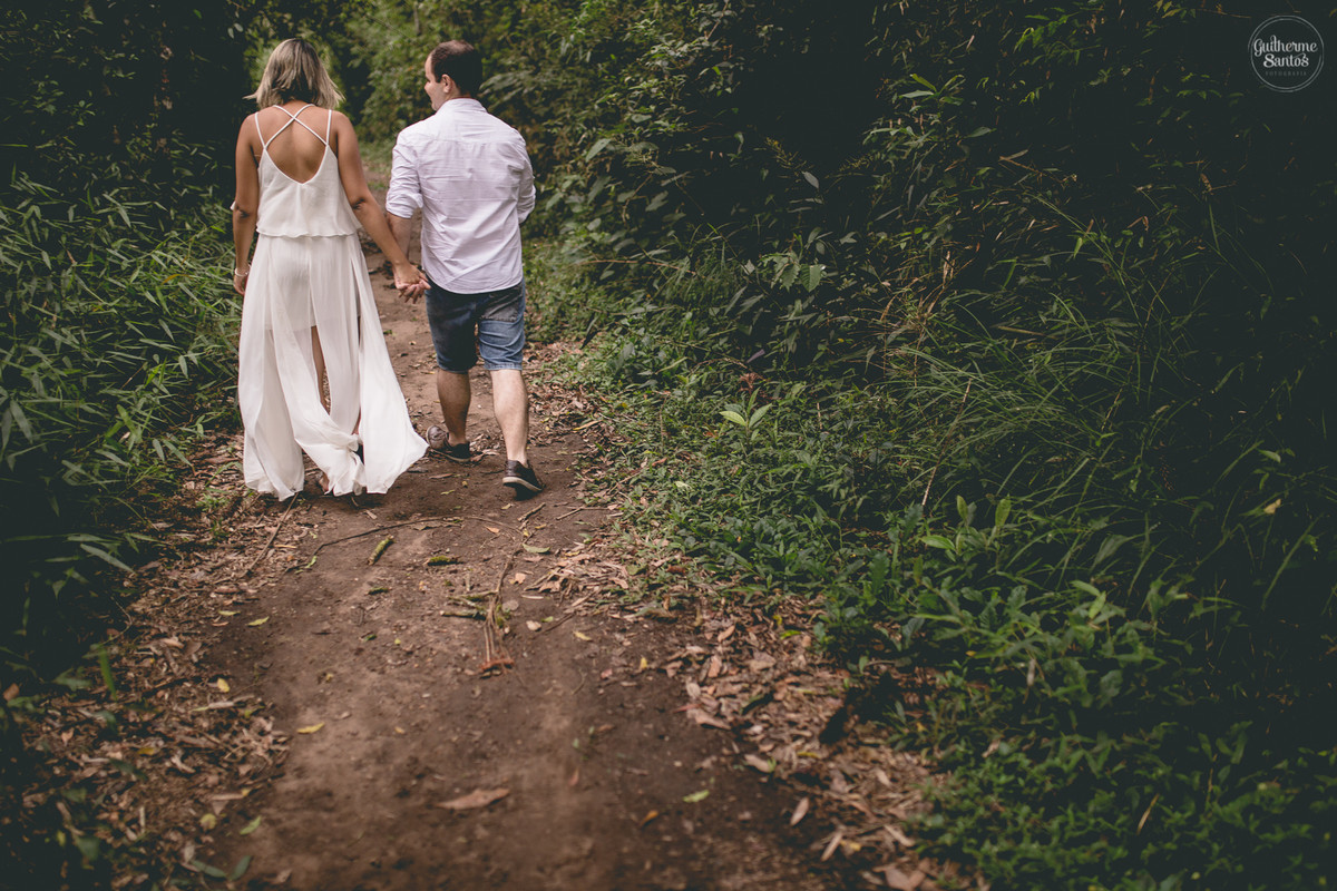 Ensaio pré casamento de Guilherme Santos Fotografia que rolou na Sengés-PR, sessão fotográfica no final de tarde. Noivos abraçados e sorrindo em uma trilha de mata fechada.