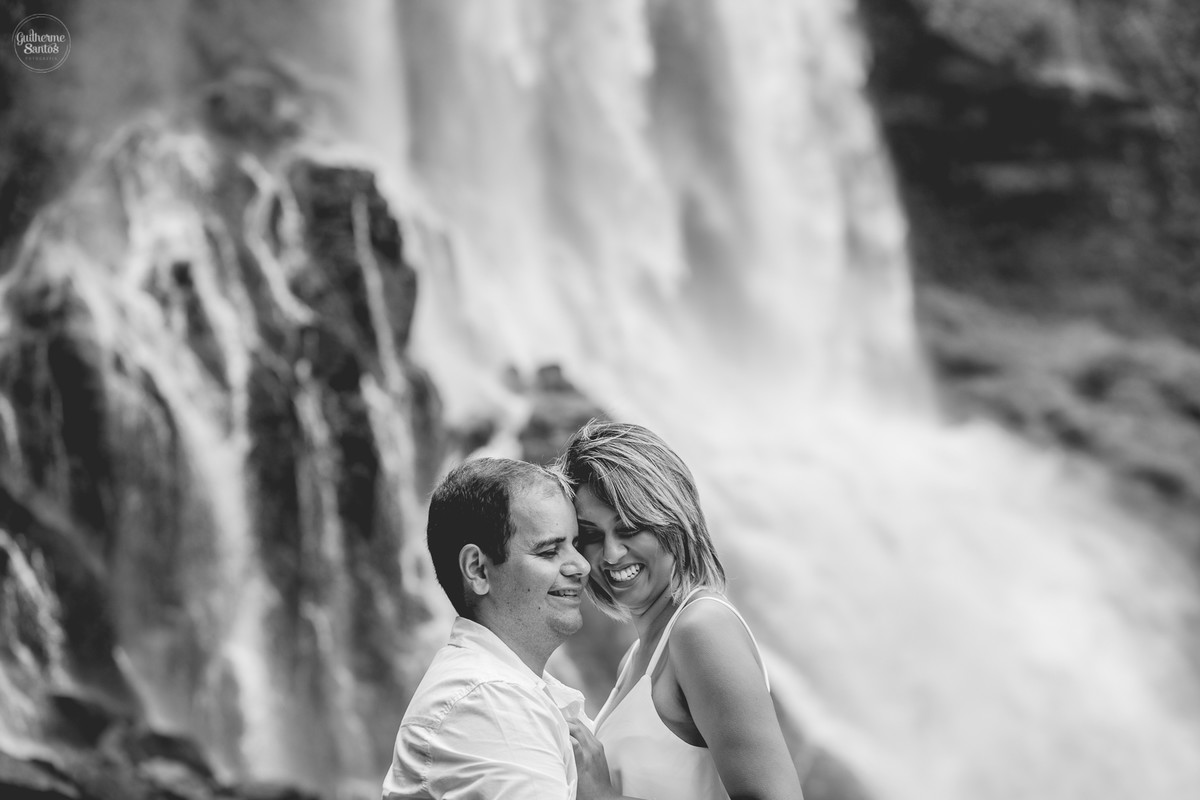 Ensaio pré casamento de Guilherme Santos Fotografia que rolou na Sengés-PR, sessão fotográfica no final de tarde. Noivos abraçados e sorrindo em uma cachoeira.