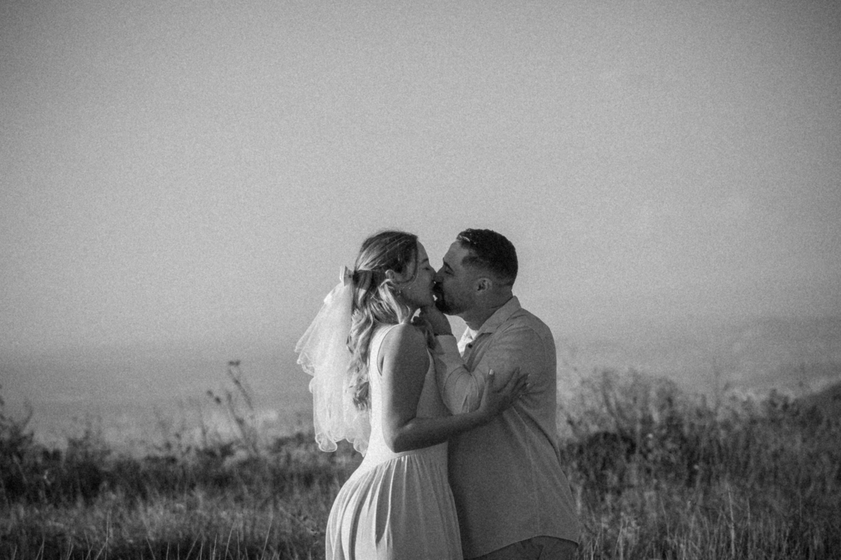 Casal em ensaio pré-casamento em meio à natureza