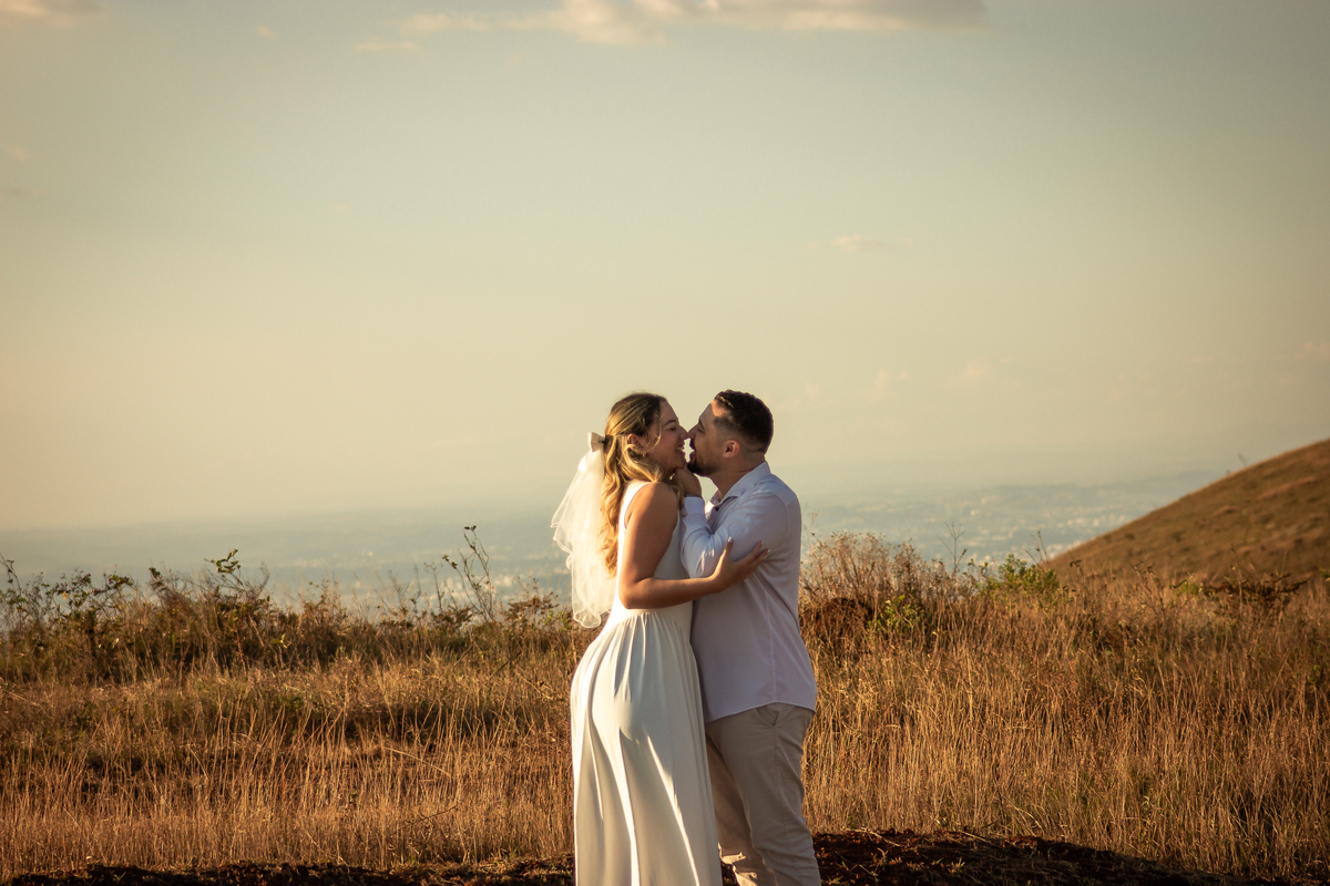Casal em ensaio pré-casamento em meio à natureza