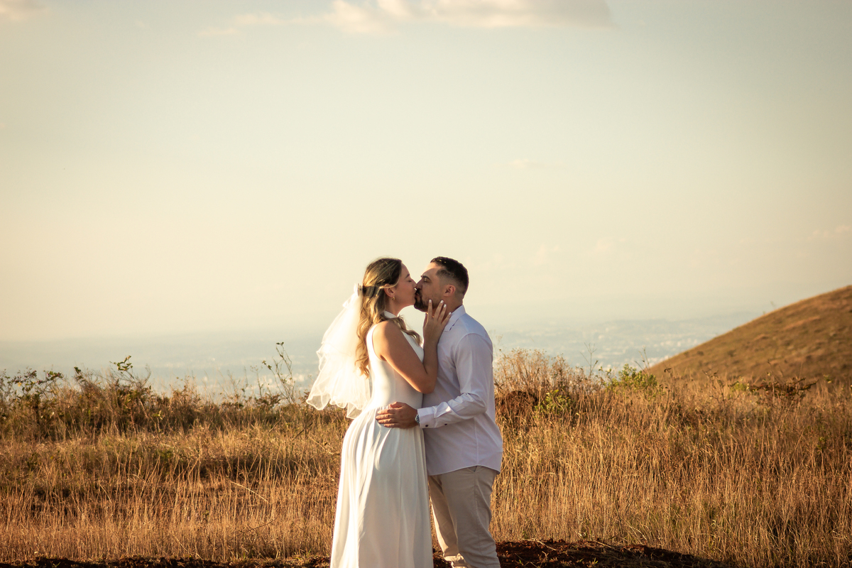 Retrato romântico do casal na Serra do Rola-Moça