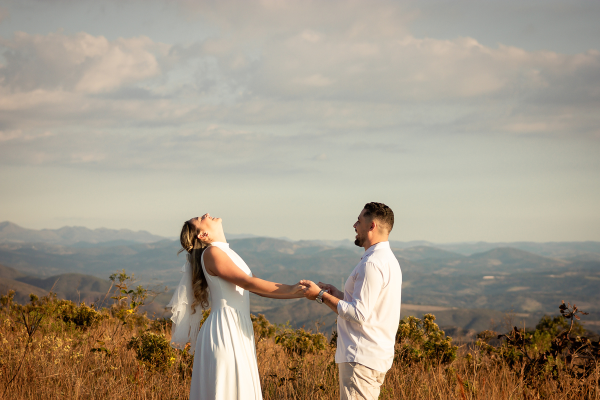Retrato romântico do casal na Serra do Rola-Moça
