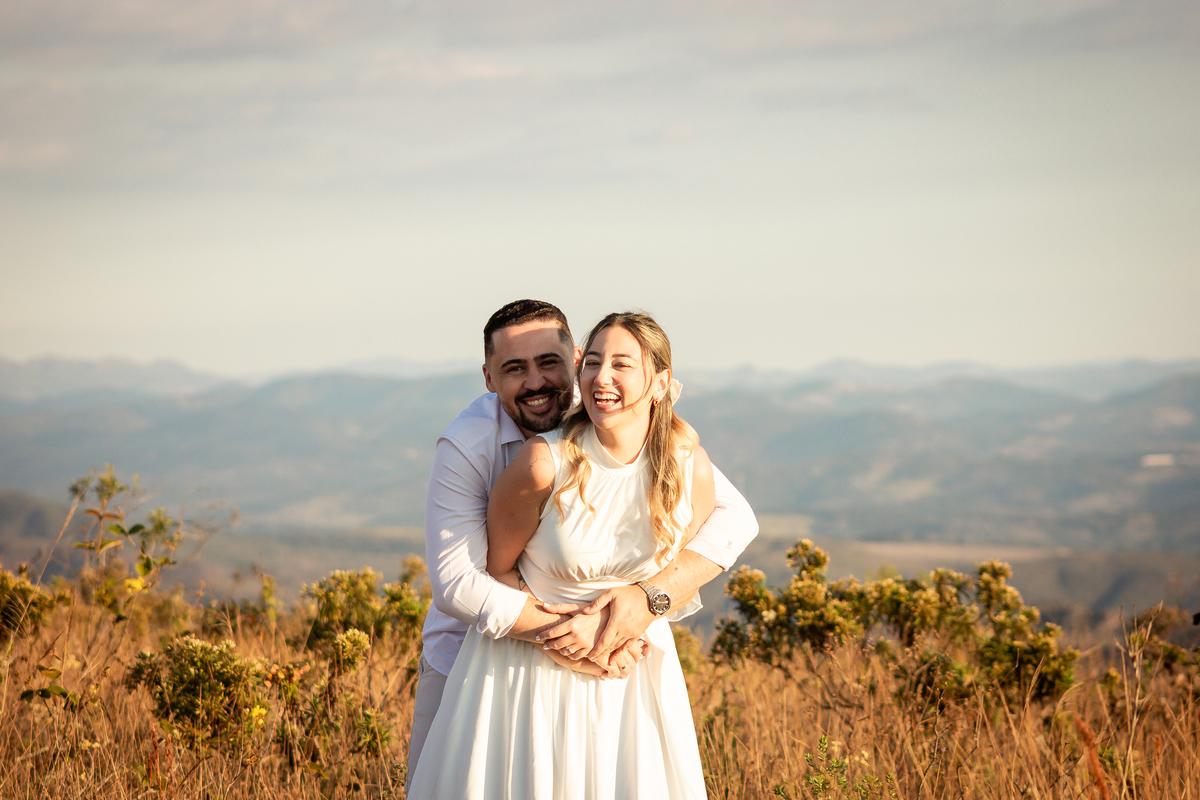 Retrato romântico do casal na Serra do Rola-Moça