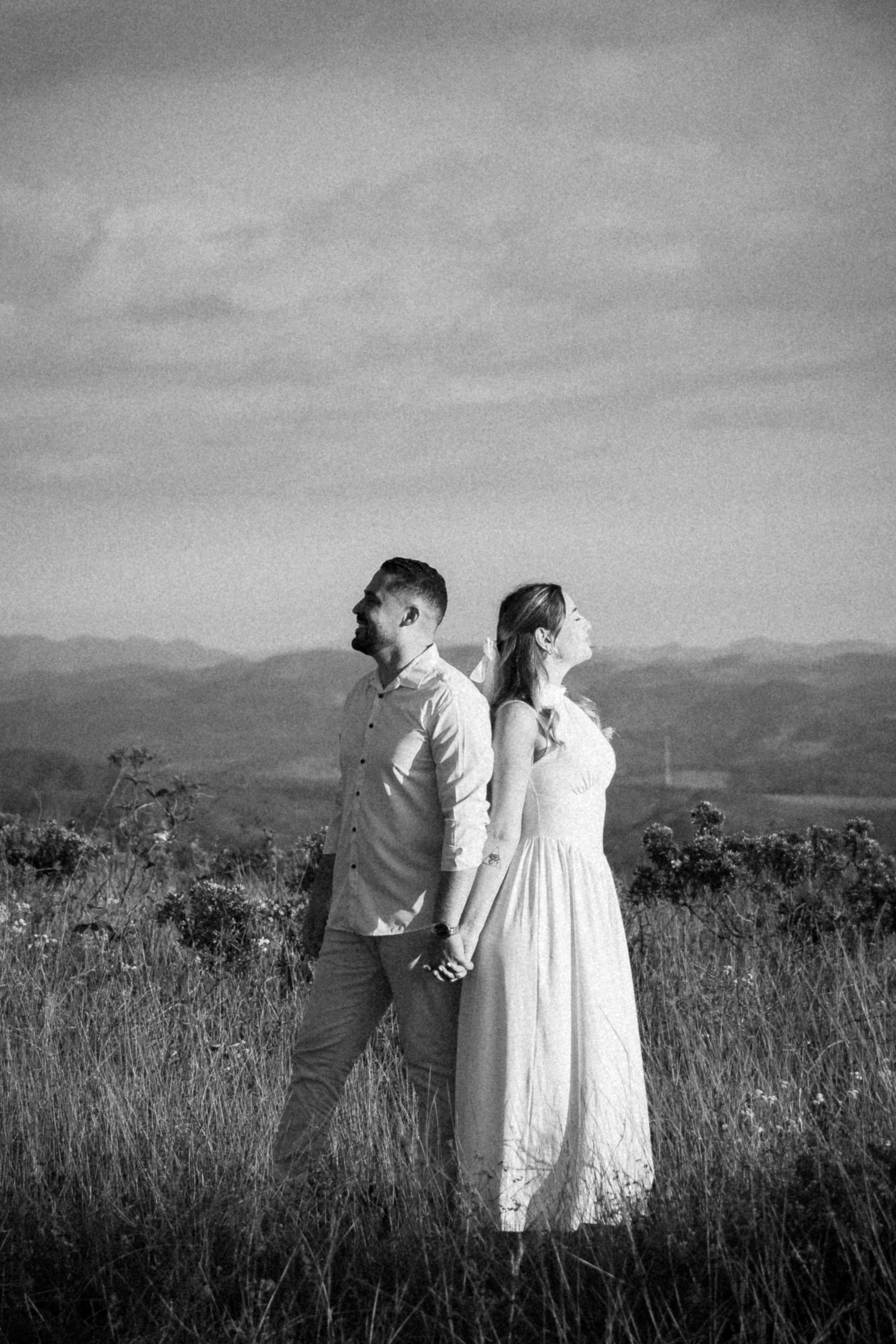 Retrato romântico do casal na Serra do Rola-Moça