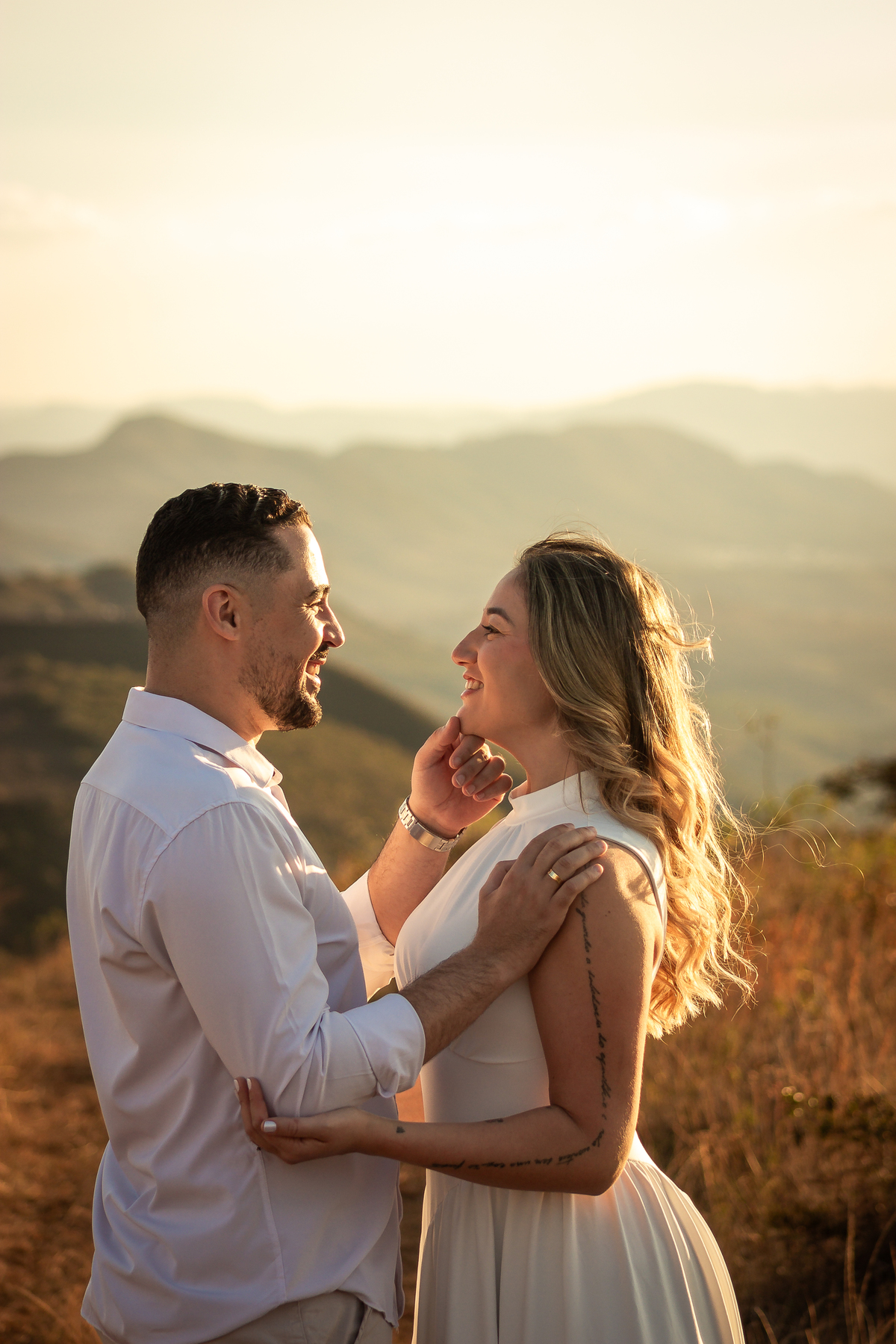 Retrato romântico do casal na Serra do Rola-Moça