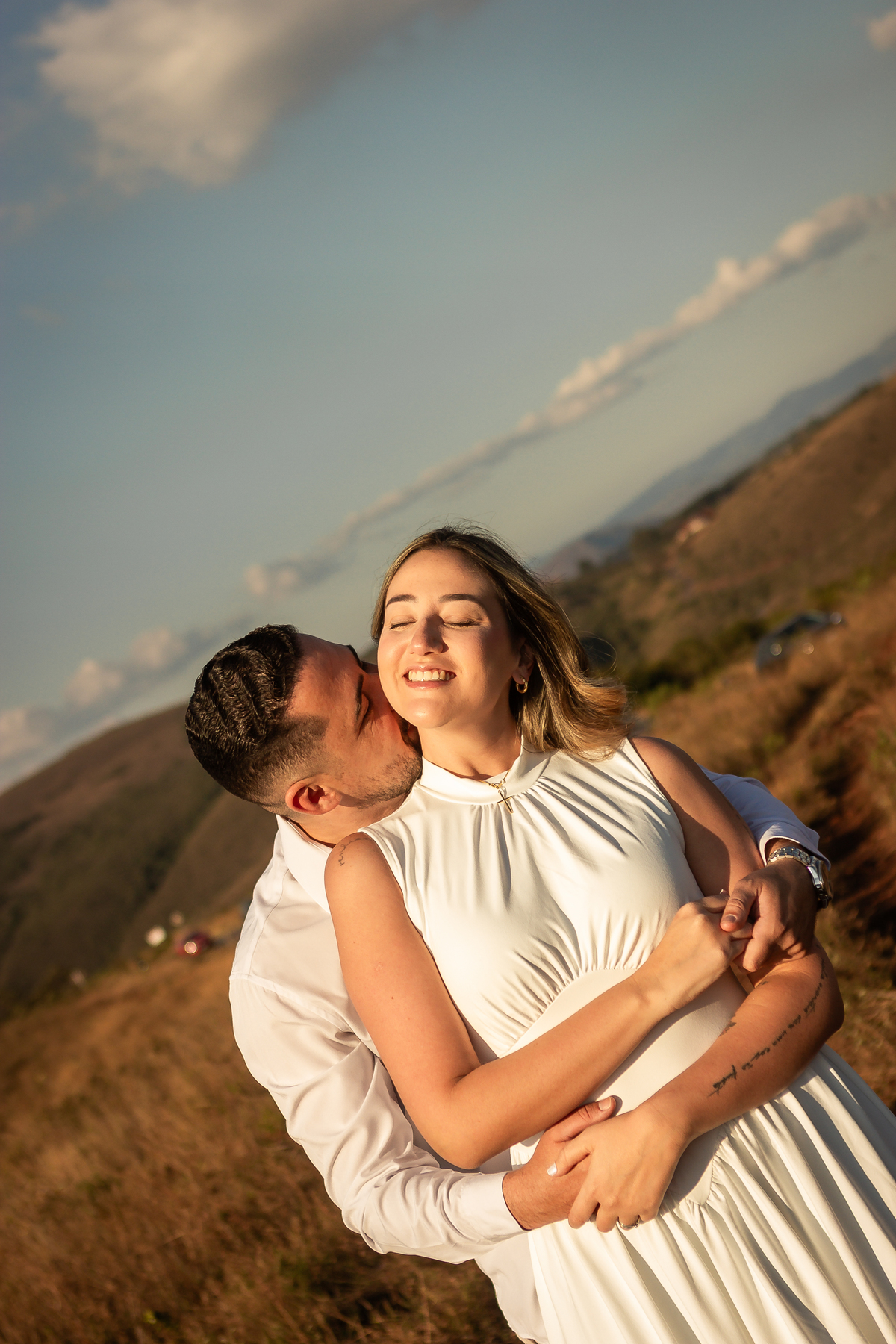 Casal em ensaio pré-casamento em meio à natureza