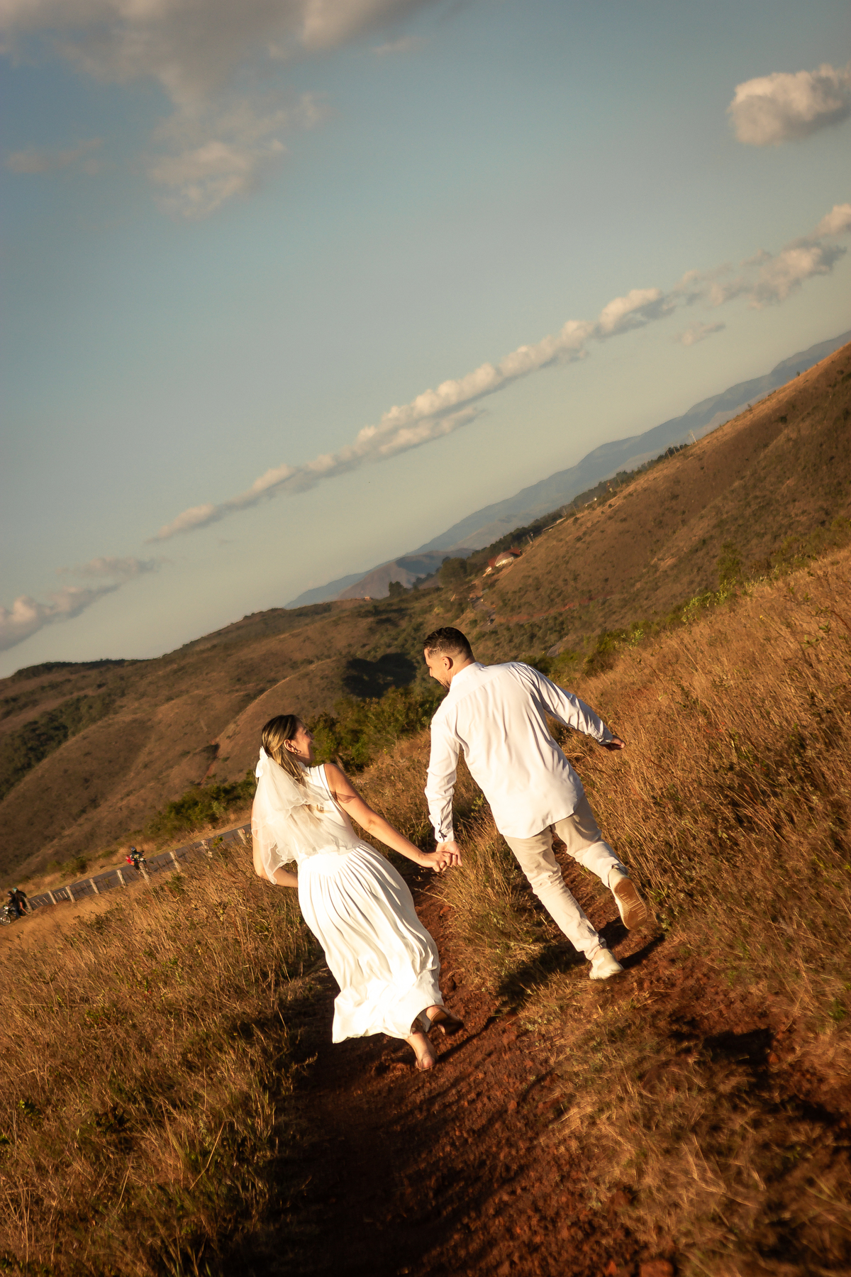 Casal em ensaio pré-casamento em meio à natureza
