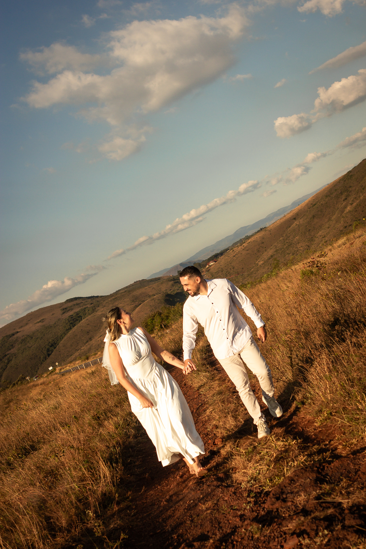 Casal em ensaio pré-casamento em meio à natureza
