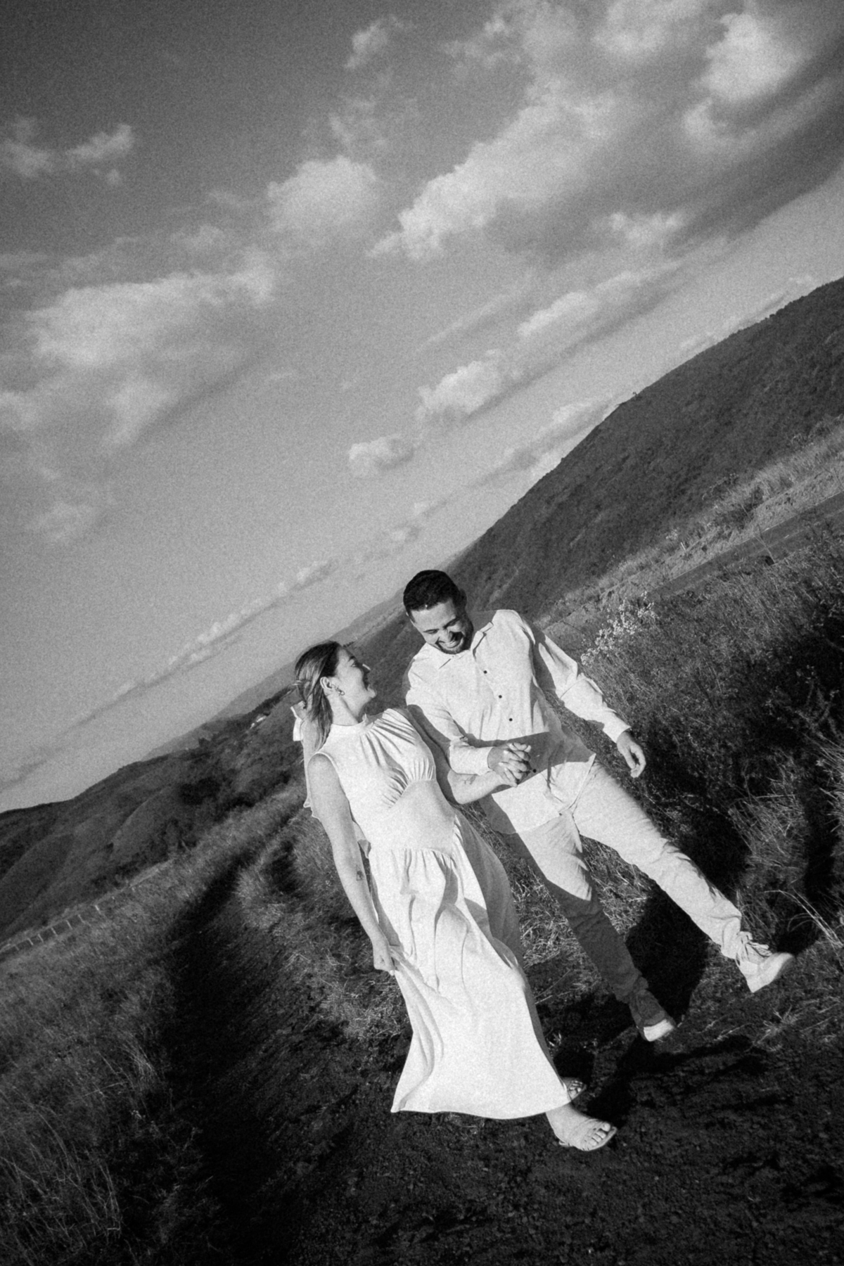 Casal em ensaio pré-casamento em meio à natureza