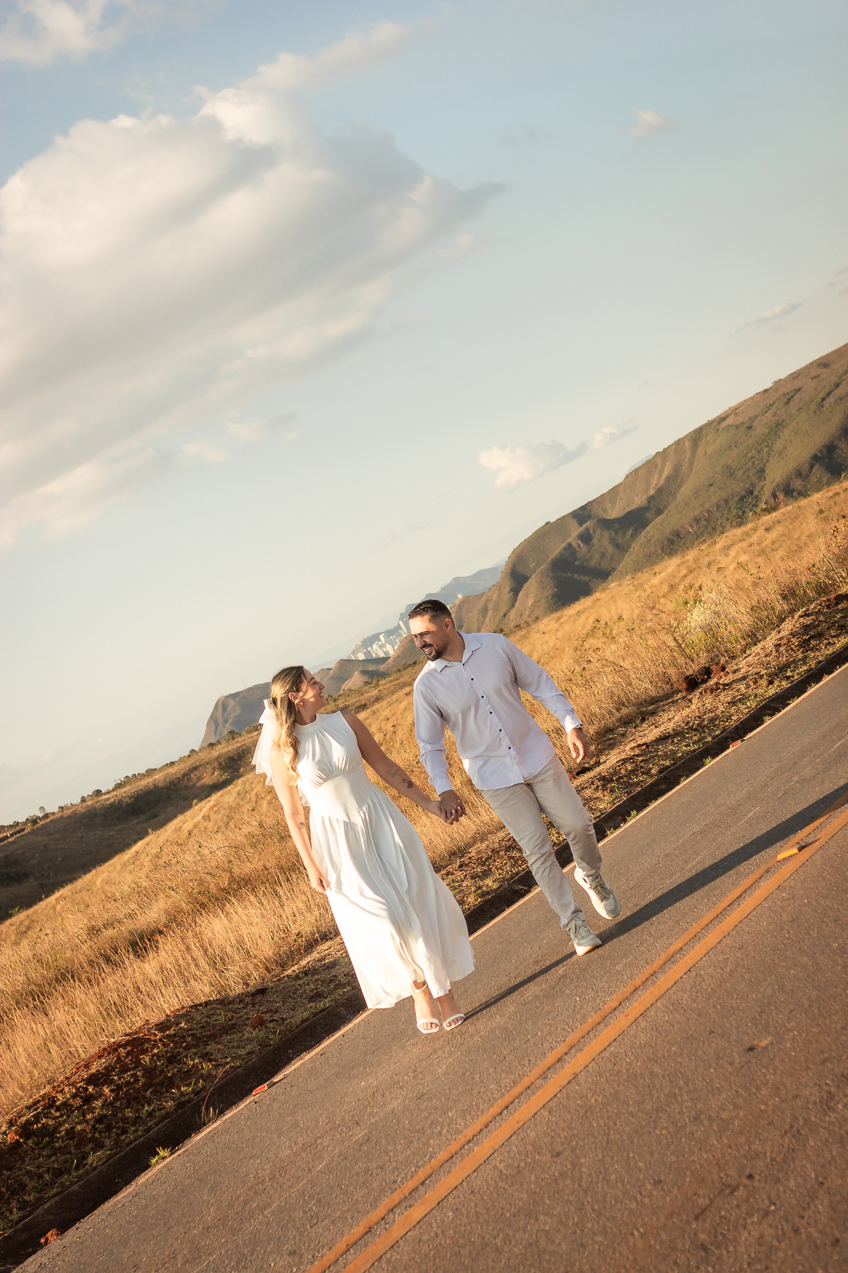 Casal em ensaio pré-casamento em meio à natureza