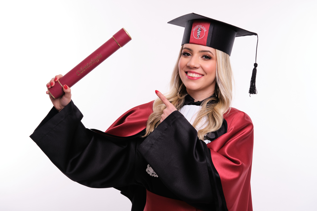 Dra. Aline Zengiski - Cirurgiã Dentista