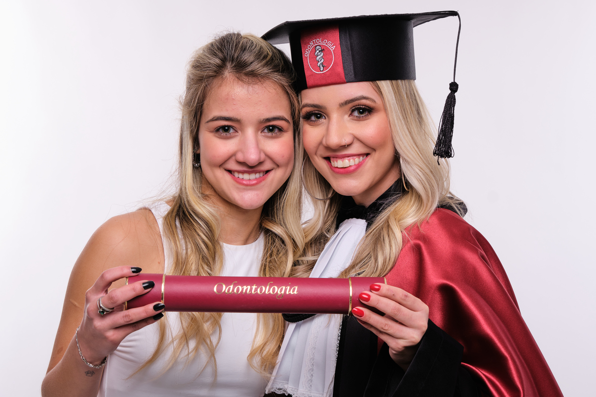 Dra. Aline Zengiski - Cirurgiã Dentista