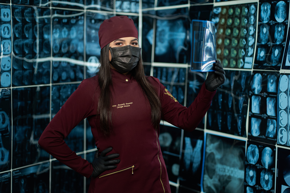 Dra. Amanda Proença - Cirurgiã Dentista - Universidade Tuiuti do Parana