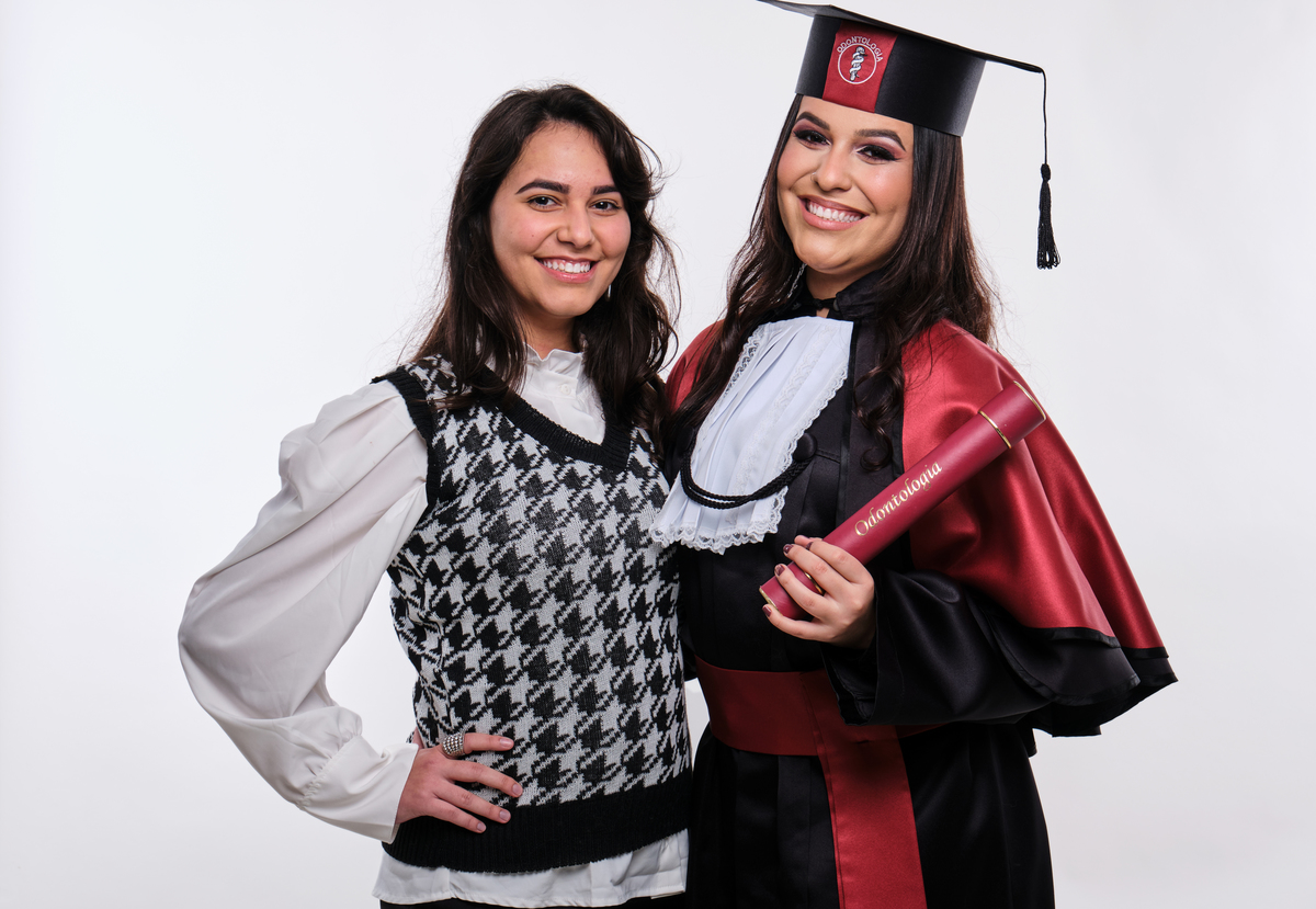 Dra. Amanda Proença - Cirurgiã Dentista - Universidade Tuiuti do Parana