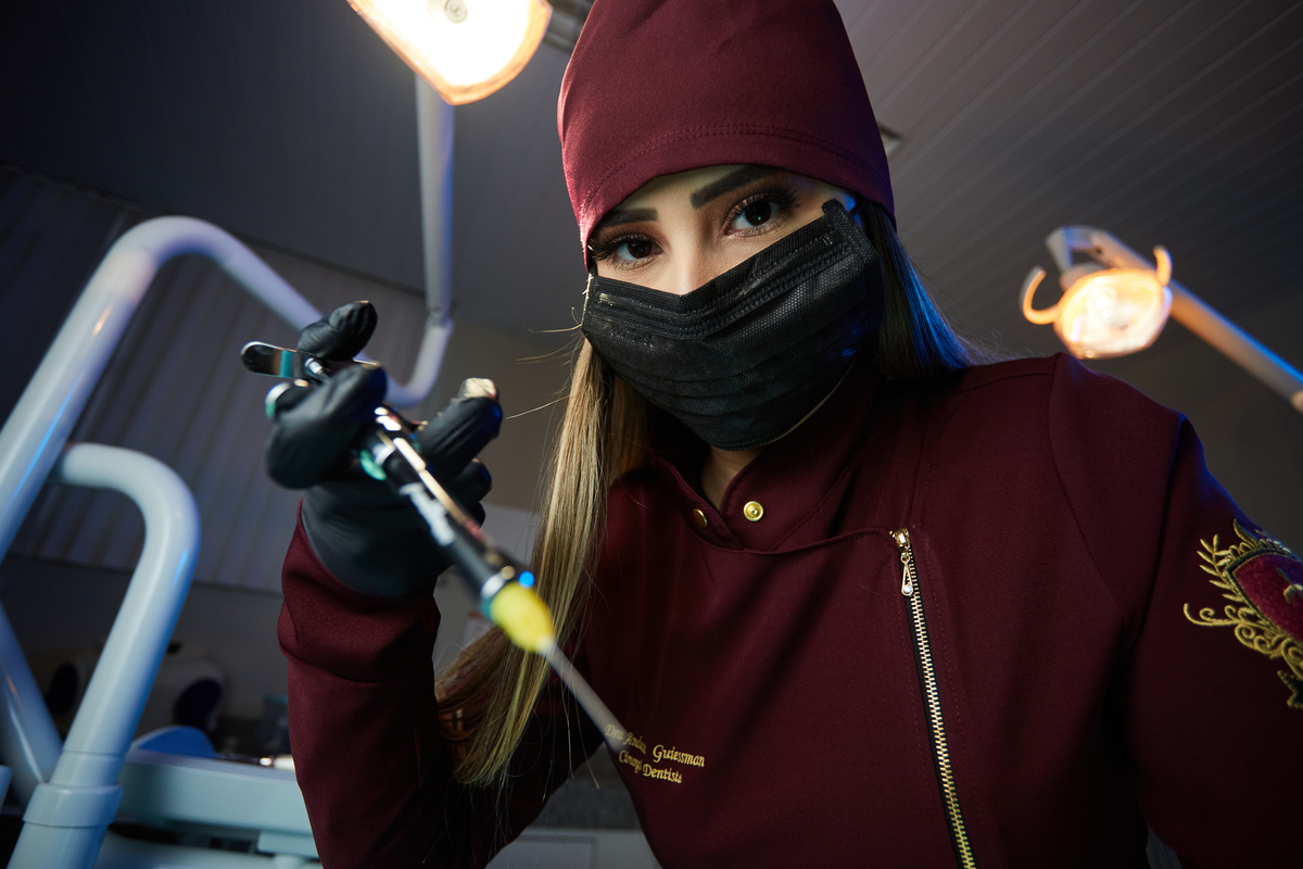 Dra. Aɴᴅʀᴇssᴀ Gᴜɪᴇssᴍᴀɴ - Cirurgiã Dentista - Universidade Tuiuti do Parana