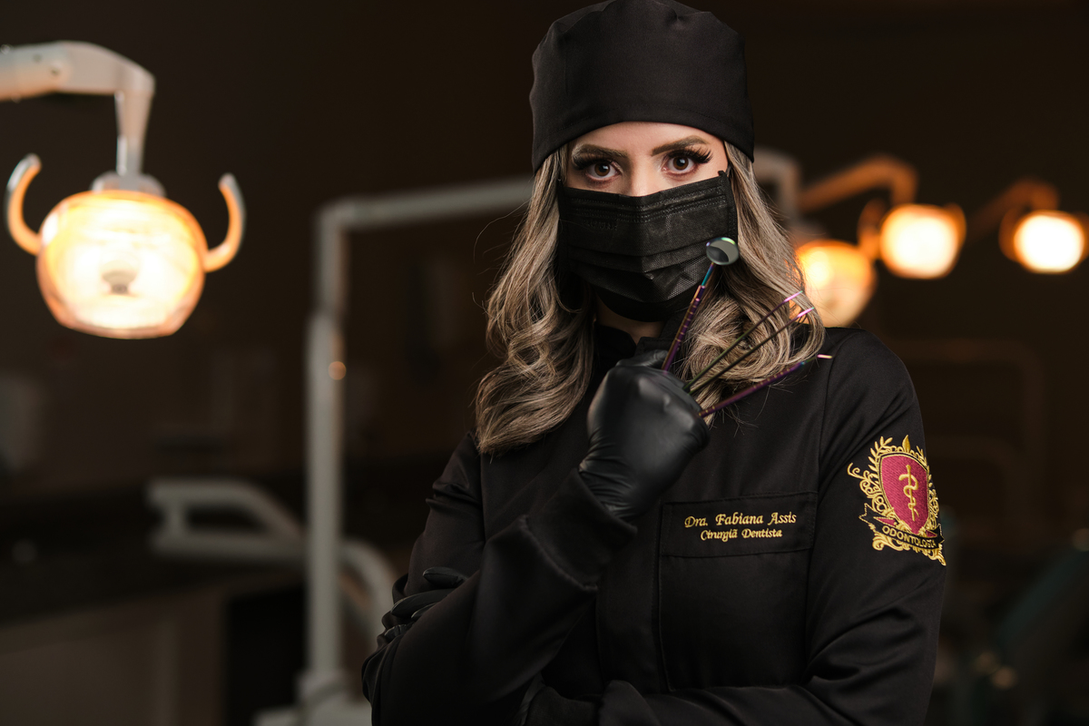 Dra.Fabiana Assis - Cirurgiã Dentista - Universidade Tuiuti do Parana