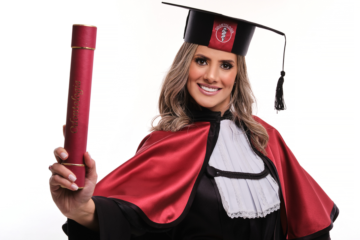 Dra.Fabiana Assis - Cirurgiã Dentista - Universidade Tuiuti do Parana