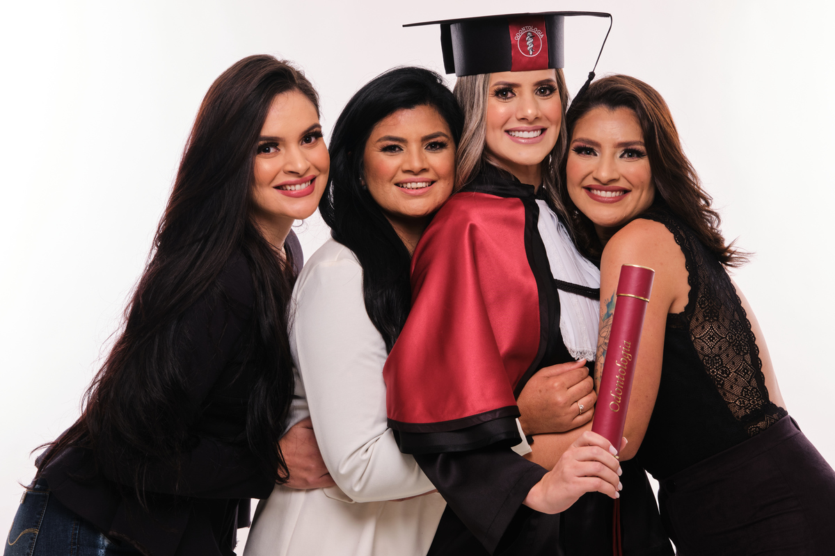 Dra.Fabiana Assis - Cirurgiã Dentista - Universidade Tuiuti do Parana