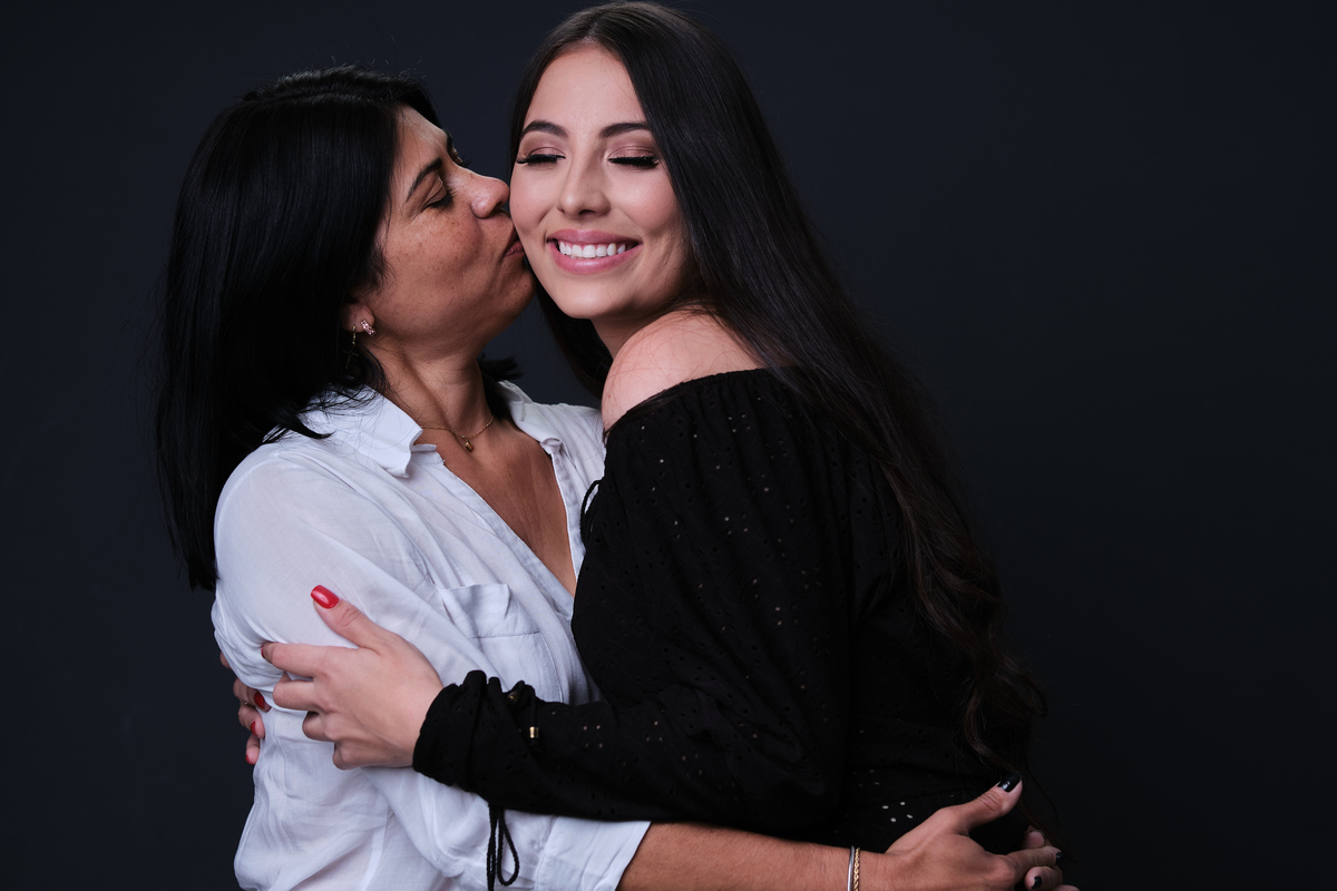 Dra. Leticia Bigas - Cirurgiã Dentista - Universidade Tuiuti do Parana