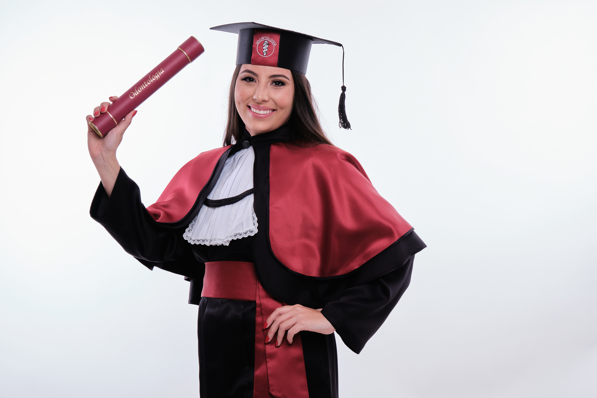 Dra. Leticia Bigas - Cirurgiã Dentista - Universidade Tuiuti do Parana