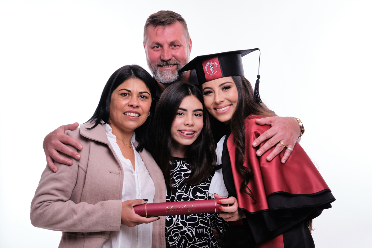 Dra. Leticia Bigas - Cirurgiã Dentista - Universidade Tuiuti do Parana