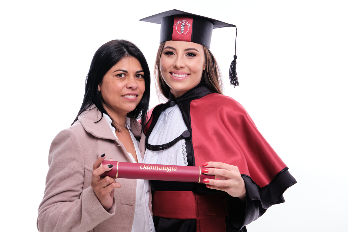 Dra. Leticia Bigas - Cirurgiã Dentista - Universidade Tuiuti do Parana