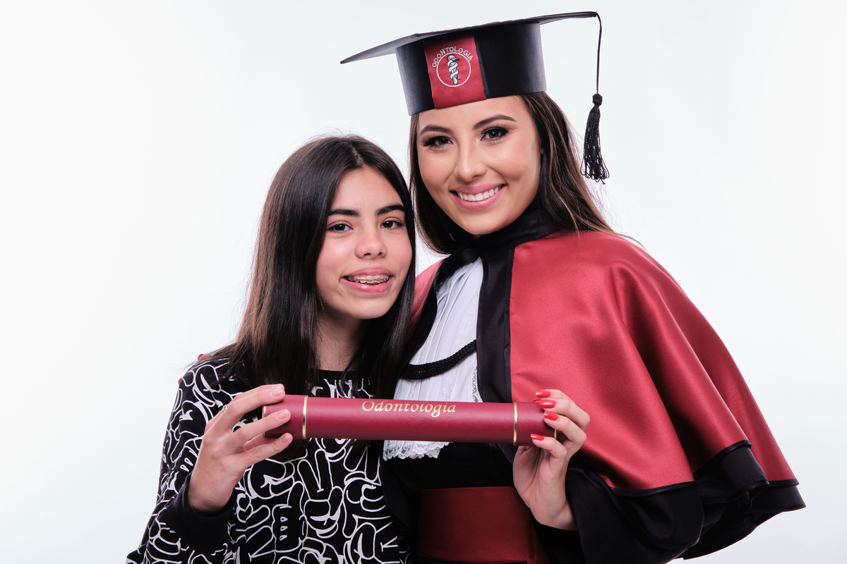 Dra. Leticia Bigas - Cirurgiã Dentista - Universidade Tuiuti do Parana