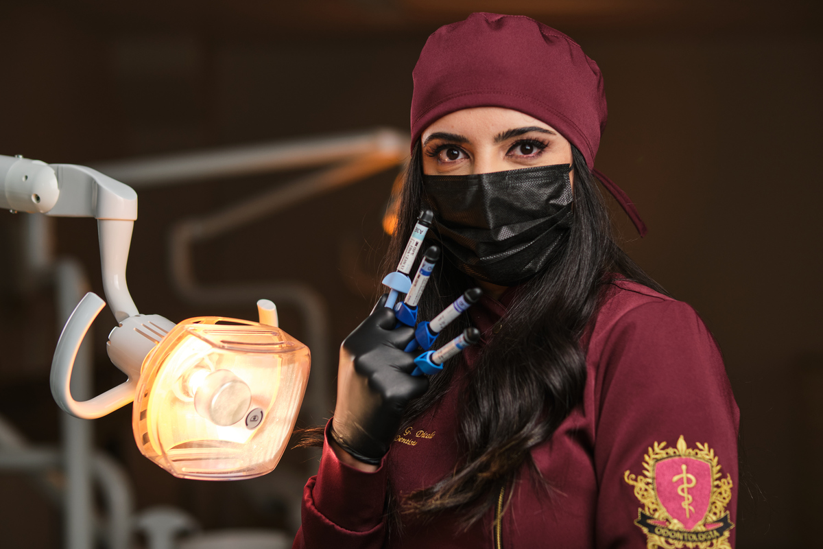 Cirurgiã Dentista - Renata Gharib Dicalo Massuci