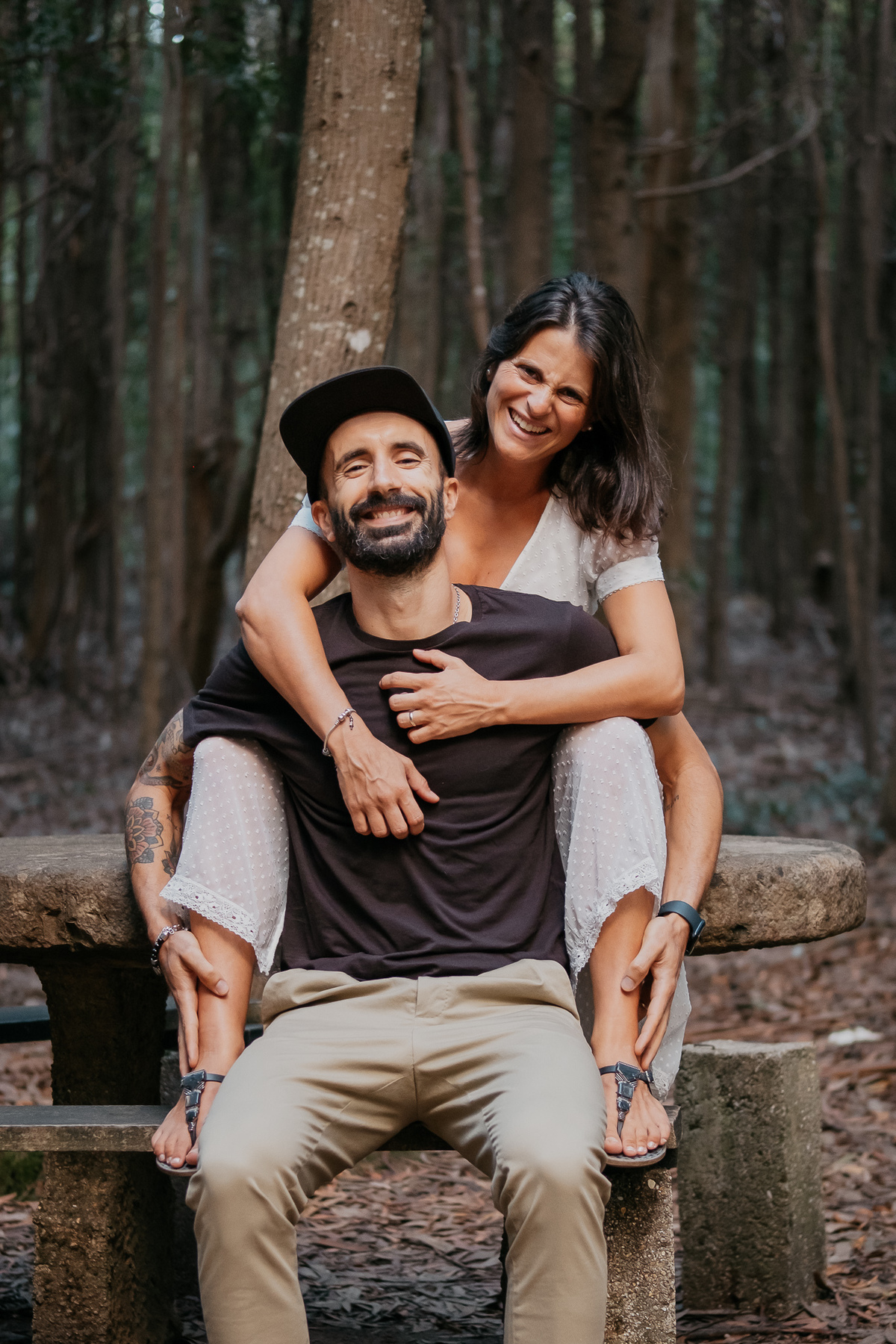 grávida abraçada ao marido