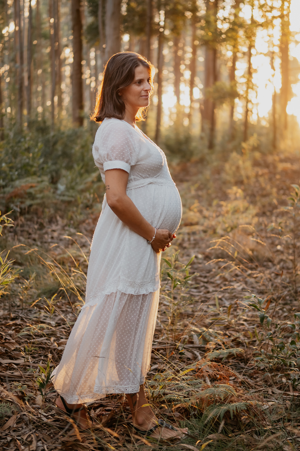 grávida a segurar a barriga