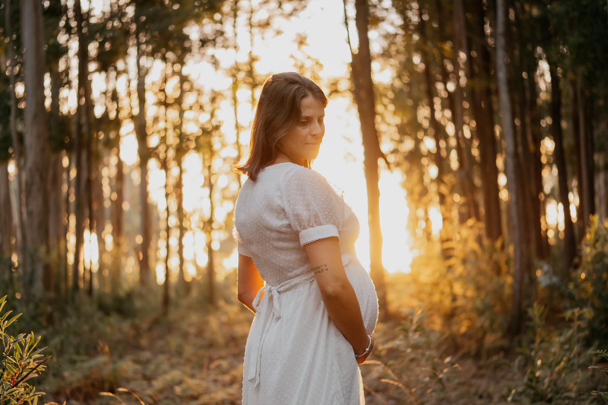 grávida no pôr do sol