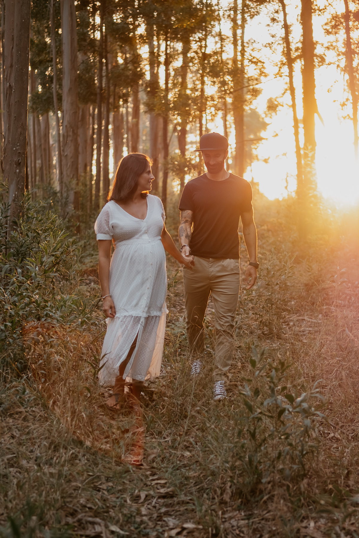 grávida de mão dada com o marido