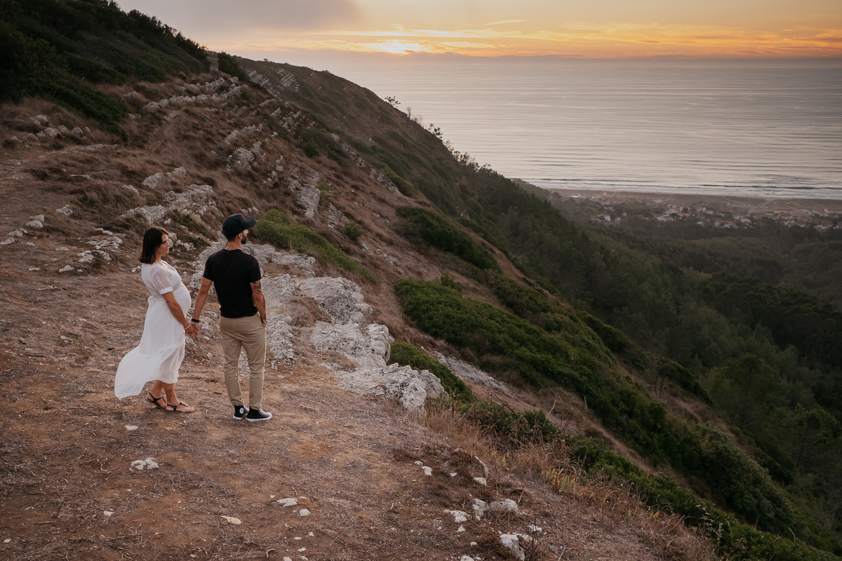 casal a ver o pôr do sol na serra da boa viagem na figueira da foz