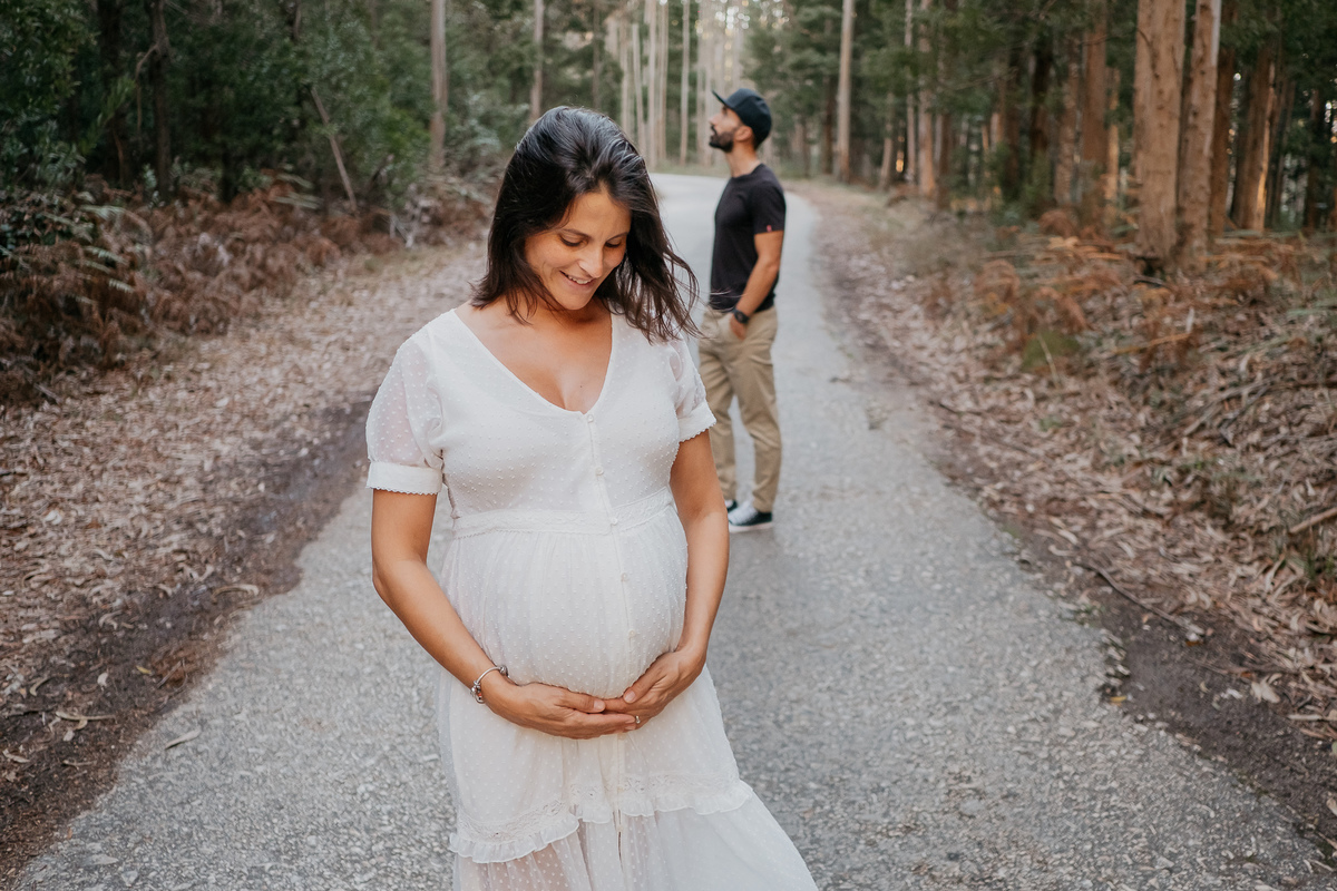 grávida a segurar a barriga