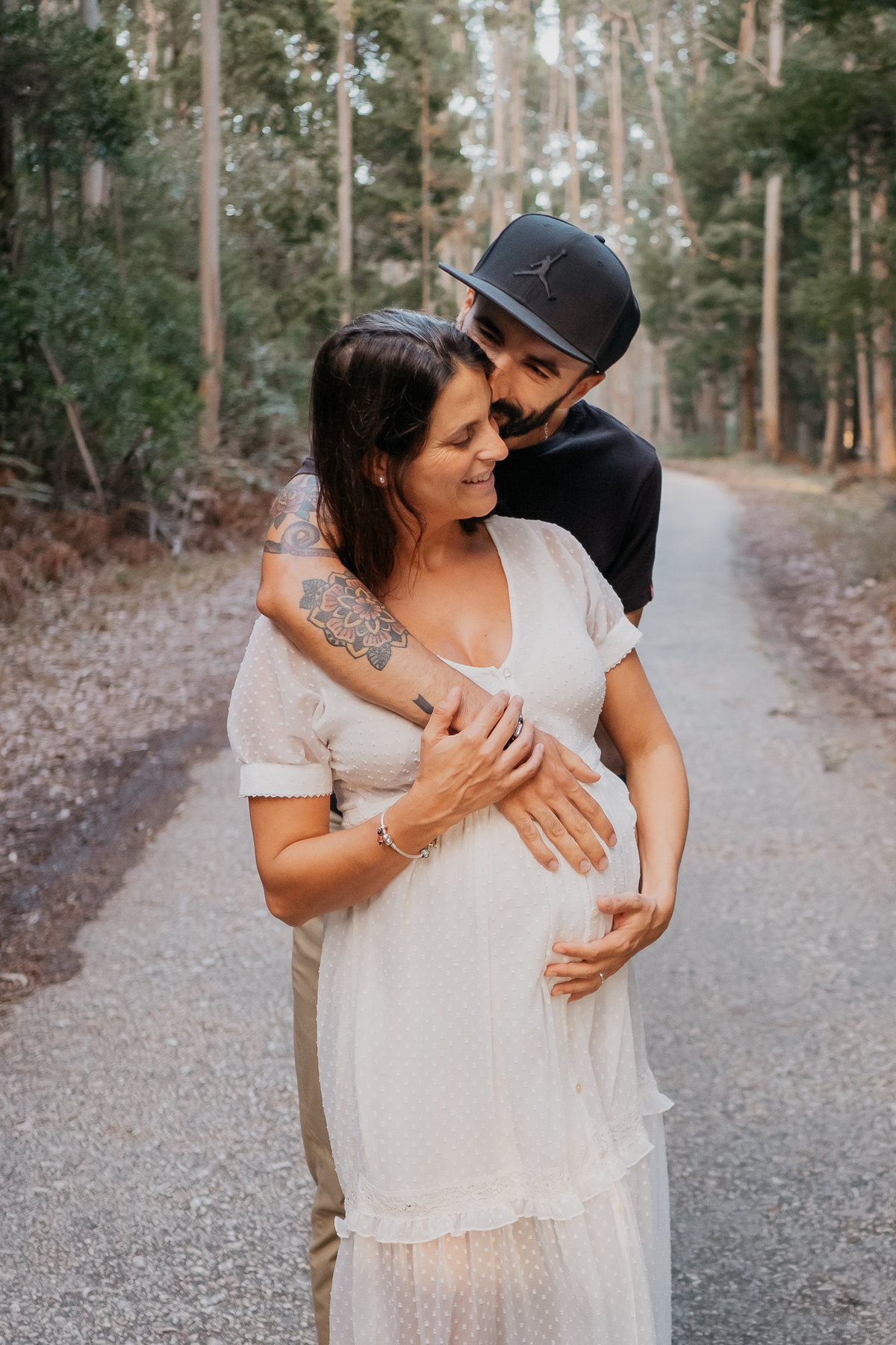 grávida a ser abraçada