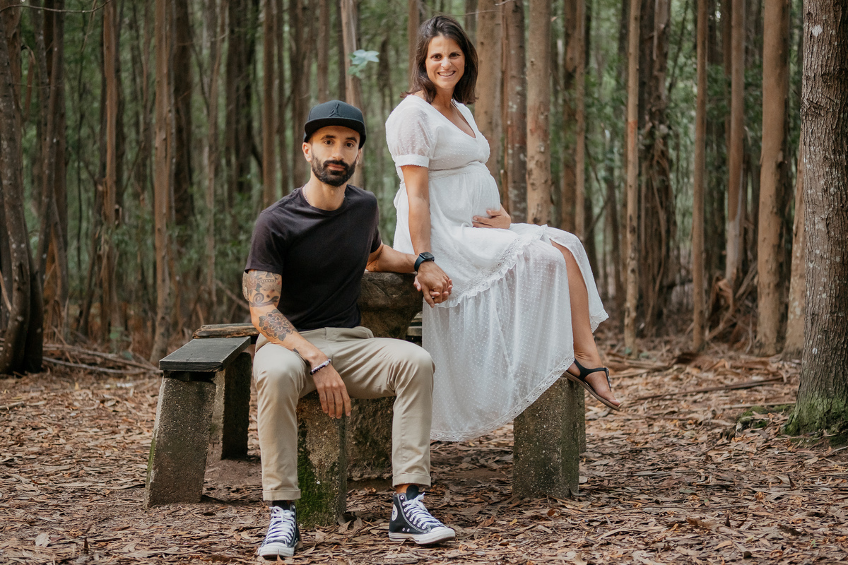 grávida de mão dada com o marido