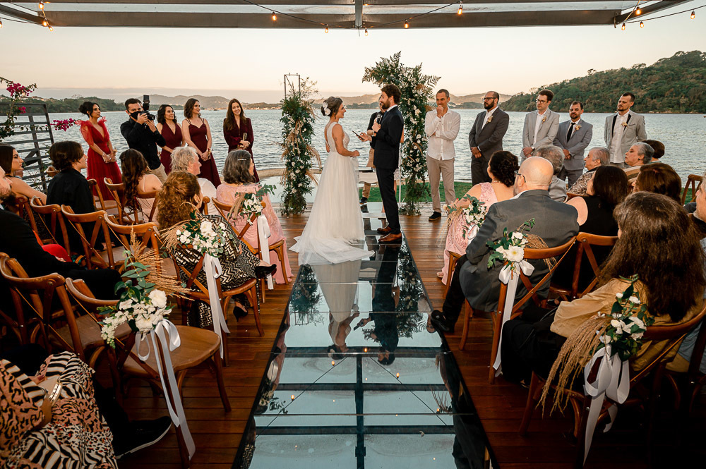 Convidados durante casamento no Indaiá Eventos em Florianópolis