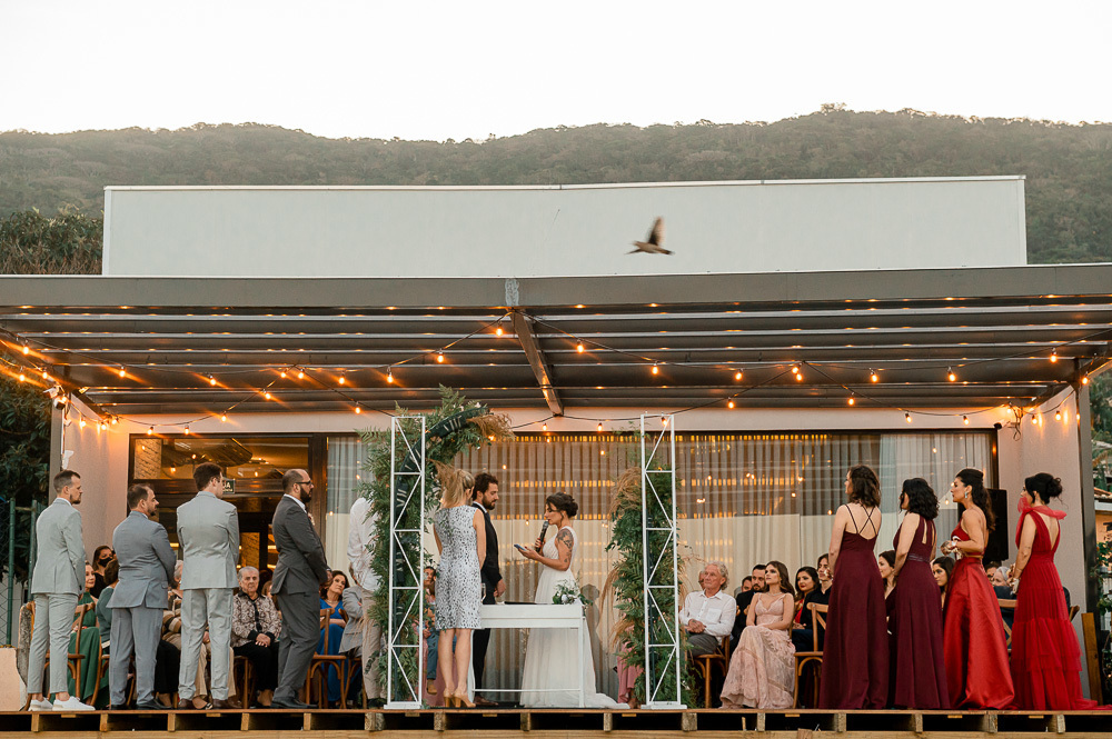 Indaiá Eventos durante casamento ao entardecer em Florianópolis