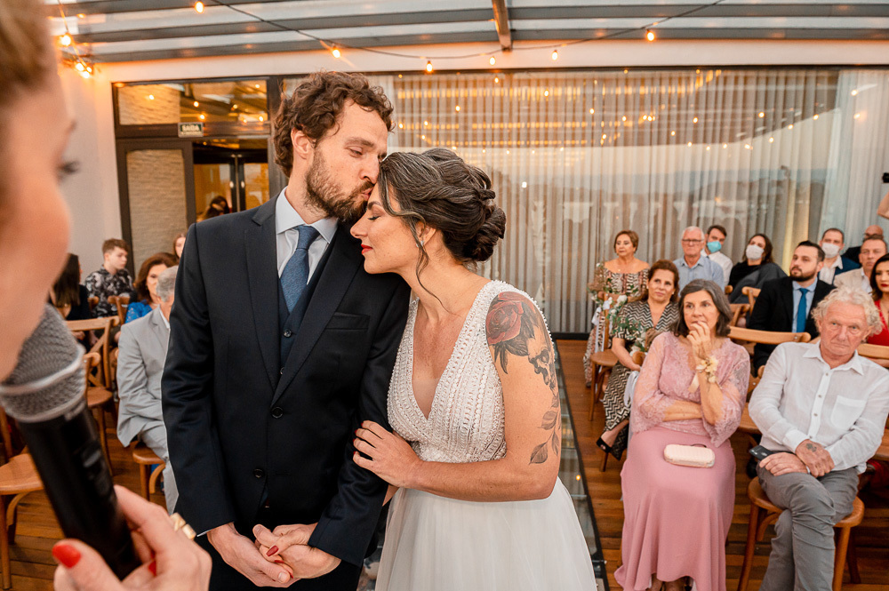 Uira e Thiago durante o casamento no Indaiá Eventos em Florianópolis