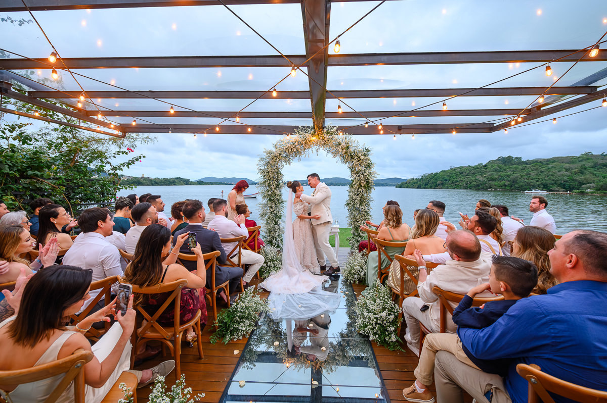 Cerimônia de Carolina e Bruno diante da Lagoa da Conceição no Indaiá Eventos