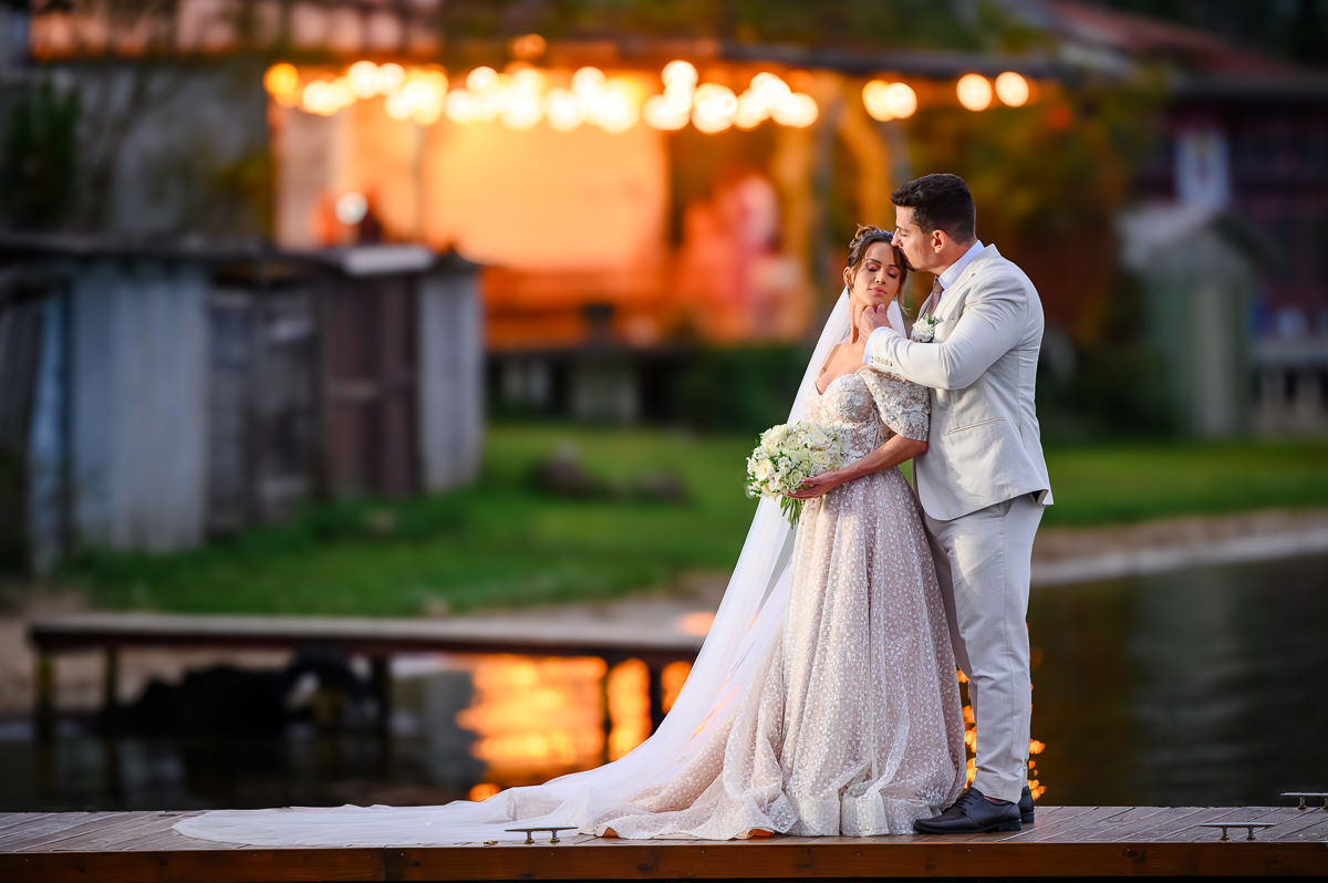 Carolina e Bruno em retrato de casamento ao entardecer no Indaiá Eventos em Florianópolis