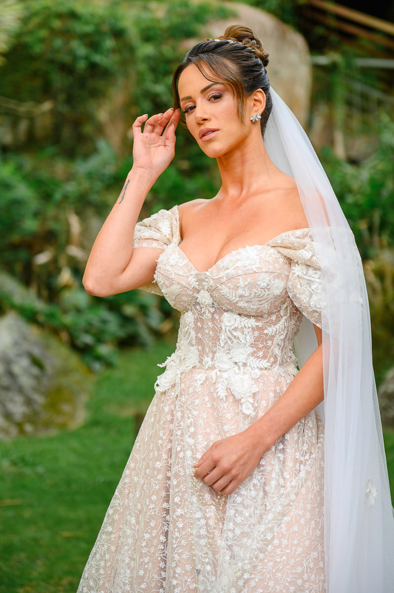 Retrato da noiva Carolina antes do casamento em Florianópolis